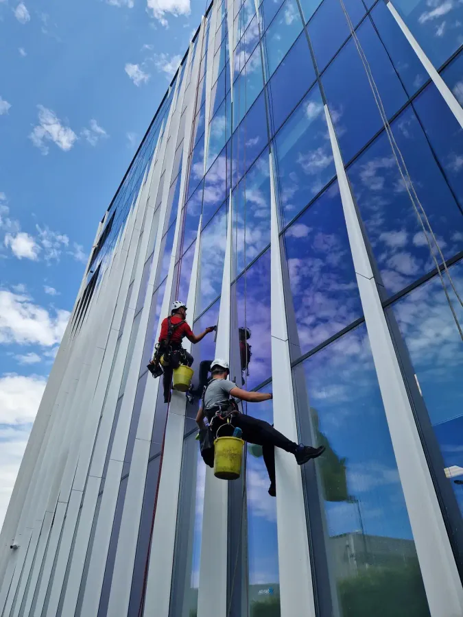 Zdjęcie realizacji usługi mycia przeszkleń i elewacji firmy skyarc